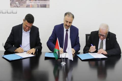 جانب من توقيع الاتفاقية كهرباء القدس والحاضنة الفلسطينية توقعان اتفاقيتي تعاون مع تلفزيون فلسطين