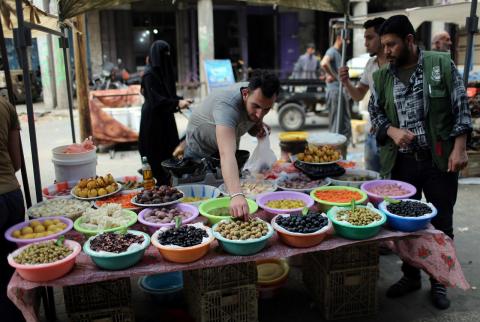 أعمال مؤقتة للعاطلين في أسواق غزة برمضان