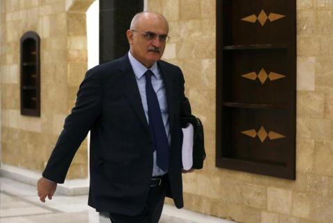 وزير المالية اللبناني علي حسن خليل يصل لحضور اجتماع مجلس الوزراء في بعبدا يوم الاثنين. تصوير: محمد عزاكير - رويترز مجلس الوزراء اللبناني يقر ميزانية 2019