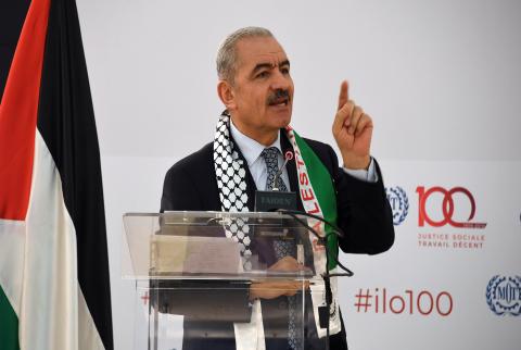 رئيس الوزراء يلقي كلمته خلال الملتقى الدولي للتضامن مع عمال وشعب فلسطين اشتية: من يظن أننا نبحث عن حل اقتصادي هو مخطئ