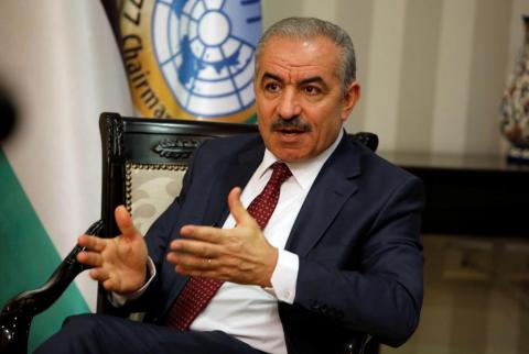 رئيس الوزراء الفلسطيني محمد أشتية خلال مقابلة مع رويترز في الضفة الغربية يوم الخميس. تصوير: رنين صوافطة - رويترز اشتية: الخطة الاقتصادية الأمريكية للسلام ’منفصلة عن الواقع’