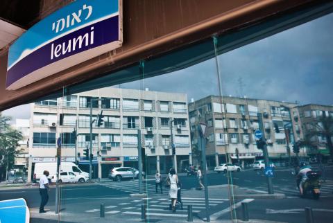 فرع لبنك لئومي في تل أبيب-أرشيف رويترز تعيين عربي رئيسا لمجلس إدارة أكبر بنك إسرائيلي