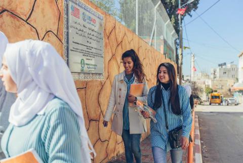 صورة تضمنتها الخطة لطالبات من مدرسة صفا غرب رام الله، حيث تلقت المدرسة دعما من الوكالة الأميركية للتنمية الدولية النص الكامل للخطة الاقتصادية الأميركية باللغة العربية