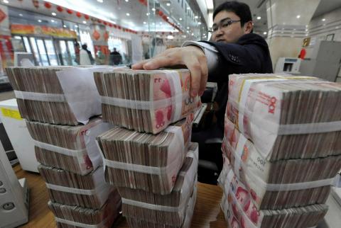 رئيسة بنك صيني تدعو للإسراع بخطى تحويل اليوان لعملة عالمية