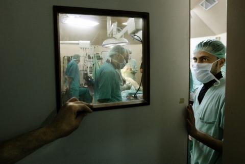 صورة توضيحية-طواقم طبية تجري عملية في إحدى المستشفيات الفلسطينية-أرشيف وكالات المستشفيات تطالب الحكومة بمستحقاتها، ووزارة المالية ترد