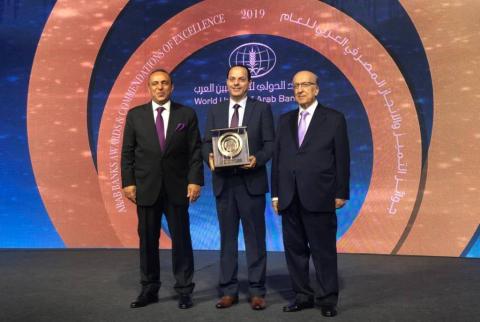 مدير عام بنك الاستثمار الفلسطيني سميح صبيح يتسلم الجائزة بنك الاستثمار يحصل على جائزة التميز والانجاز المصرفي