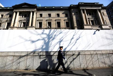 بنك اليابان المركزي يبقي على سياسته النقدية ويلوح بالتيسير