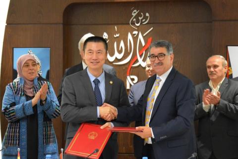 بلدية رام الله توقع اتفاقية انشاء مدرسة ثانوية بتمويل من الحكومة الصينية
