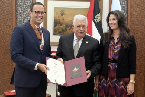 الرئيس يقلد هاشم الشوا ’نجمة الاستحقاق’ من وسام دولة فلسطين