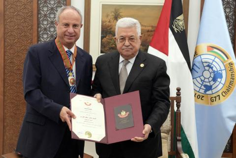 الرئيس يقلد سامر خوري ’نجمة الاستحقاق’ من وسام دولة فلسطين
