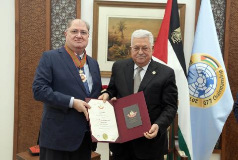 الرئيس يقلد سهيل الصباغ ’نجمة الاستحقاق’ من وسام دولة فلسطين