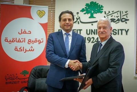جانب من توقيع الاتفاقية Ooredoo وجامعة بيرزيت تجددان اتفاقية التعاون السنوية المشتركة