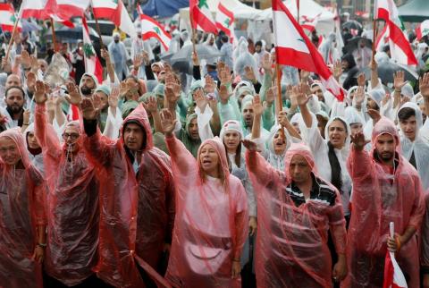 بنوك لبنان تظل مغلقة لحين عودة الهدوء وسط مظاهرات عارمة