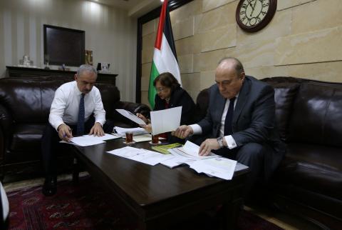 جانب من الاجتماع رئيس الوزراء: المالية تحول 20 مليون شيقل لمستشفى المطلع