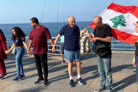 رجل الأعمال منيب المصري يشارك في تظاهرات لبنان