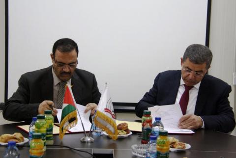 جانب من توقيع الاتفاقية توقيع مذكرة تعاون بين مكافحة الفساد وجمعية رجال الأعمال