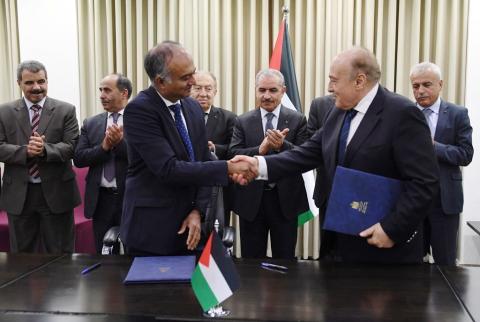 المدير والممثل المقيم للبنك الدولي في الضفة الغربية وقطاع غزة كانثان شانكار (يسار الصورة) عقب توقيع الاتفاقية مع وزير المالية شكري بشارة البنك الدولي يوقع اتفاقية لتحسين إجراءات تسجيل الأراضي للفلسطينيين