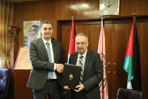 جانب من توقيع مذكرة التفاهم جامعة النجاح و’جوال’ توقعان مذكرة تفاهم لتدريب الطلبة