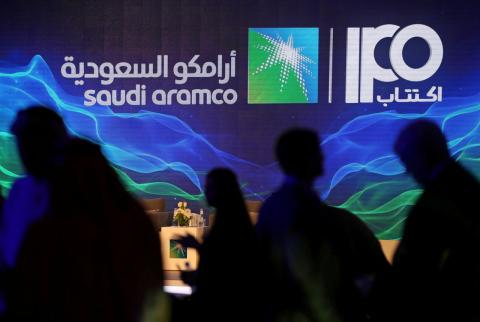 صورة لشعار شركة أرامكو خلال مؤتمر صحفي عقدته الشركة في الظهران يوم 3 نوفمبر تشرين الثاني 2019. تصوير: حمد محمد-رويترز. أرقام: أرامكو لن تخرق أقصى وزن للشركات على المؤشر السعودي