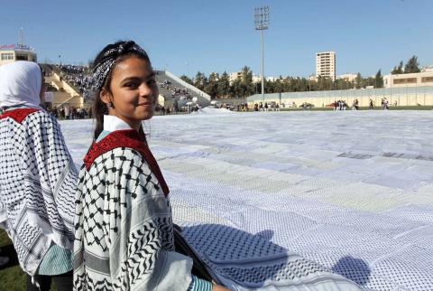 عرض أكبر كوفية فلسطينية في العالم