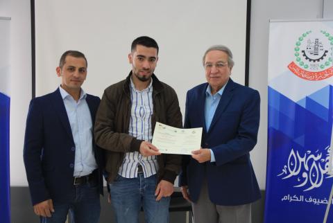 جانب من تسليم الشهادات للمشاركين غرفة تجارة نابلس تختتم دورة تصميم أنظمة الطاقة الشمسية