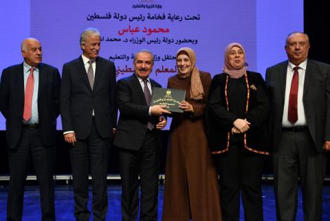 جانب من الحفل رئيس الوزراء يعّد المعلمين بالدرجات والترقيات