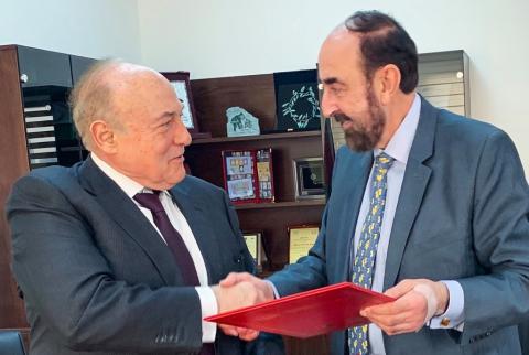 وزير المالية يوقع اتفاقية مع القنصل الاسباني لدعم الأسر الفقيرة