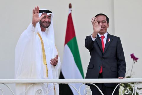ولي عهد أبوظبي الشيخ محمد بن زايد والرئيس الإندونيسي جوكو ويدودو يلوحان للمصورين خلال اجتماعهما في قصر الرئاسة في بوجور بإندونيسيا يوم 24 يوليو تموز 2019. صورة لرويترز من ممثل لوكالات الأنباء. إندونيسيا والإمارات توقعان اتفاقيات تبلغ قيمتها نحو 23 مليار دولار
