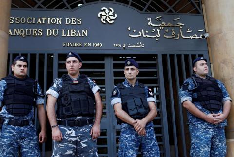 رجال شرطة لبنانيون يقفون أمام مدخل جمعية مصارف لبنان بوسط بيروت في أول نوفمبر تشرين الثاني 2019. تصوير: محمد عزاقير-رويترز. جمعية المصارف: لبنان يخفض أسعار الفائدة الرئيسية