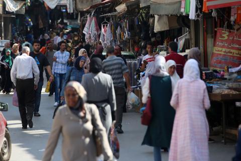 الفلسطينيون يتهافتون على شراء الحاجيات بعد إعلان حالة الطوارئ
