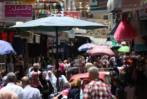 صورة توضيحية-مواطنون يتجولون في أسواق نابلس-أرشيف وفا الإحصاء: انخفاض طفيف على مؤشر غلاء المعيشة في شباط المنصرم