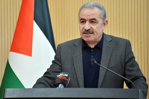 اشتية: نعمل بكل جهد من أجل الوصول إلى الدفع الالكتروني 