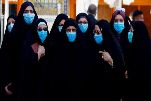 نساء تضعن كمامات للوقاية من خطر الإصابة بفيروس كورونا المستجد بالنجف في العراق يوم 11 مارس آذار 2020. تصوير: علاء المرجاني - رويترز. العالم يغلق الحدود ويقيد السفر في محاولة لاحتواء فيروس كورونا