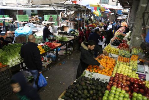 سوق الخضار المركزي في رام الله معايير صحية جديدة لأصحاب المهن برام الله للحيلولة دون تفشي ’الكورونا’
