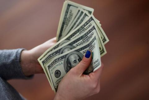 إمرأة تعد أوراقا نقدية فئة 100 دولار أمريكي في الأرجنتين يوم 28 أغسطس آب 2018. تصوير: ماركوس برينديتشي - رويترز. محلل اقتصادي يتوقع أن يلامس الدولار حاجز الـ4 شواقل خلال أيام