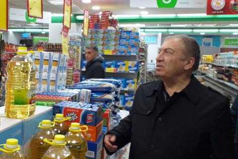 صورة توضيحية-وزير الاقتصاد الوطني خالد العسيلي يتفقد أحد المحال التجارية في رام الله وزارة الاقتصاد تعالج أكثر من 100 شكوى تتعلق بارتفاع الأسعار
