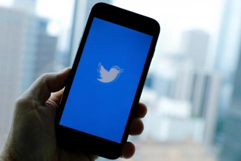 شعار تطبيق تويتر على هاتف آيفون في صورة التقطت في ولاية كاليفورنيا الأمريكية يوم 22 سبتمبر أيلول 2019. تصوير: مايك بليك - رويترز. الرئيس التنفيذي لتويتر يتبرع بمليار دولار لجهود الإغاثة من كورونا