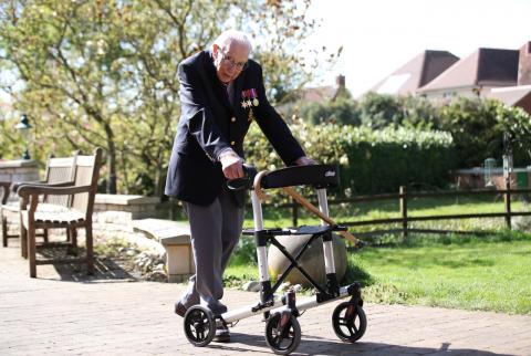 بريطاني يبلغ من العمر 99 عاما يجمع 25 مليون دولار دعما لقطاع الصحة