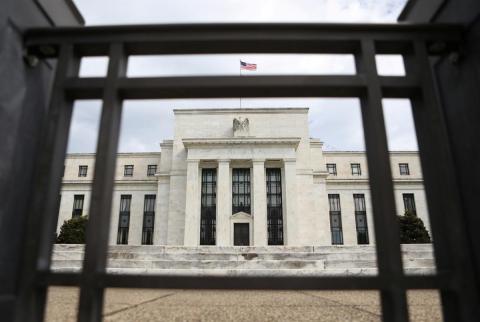 مجلس الاحتياطي الأمريكي يبقي الفائدة قرب الصفر
