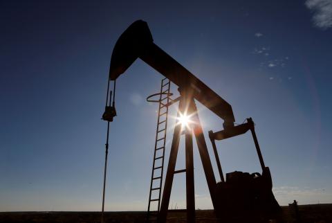 النفط يواصل خسائره بفعل تخمة المعروض وضعف الآفاق