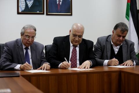 هكذا وقّع الأطراف الثلاثة على الاتفاق الأول، فهل سيتم التوقيع على الاتفاق الثاني قريبا؟ ’صراخ من خلف الكمامات’...هكذا انفض الاجتماع بين وزارة العمل والقطاع الخاص ونقابات العمال