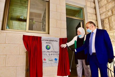 الرئيس التنفيذي لمجموعة الاتصالات الفلسطينية عمار العكر ورئيسة جمعية إنعاش الأسرة رسمية مسروجي يفتتحان المشروع بدعم من مجموعة الاتصالات- افتتاح مشروع الطاقة الشمسية لجمعية إنعاش الأسرة