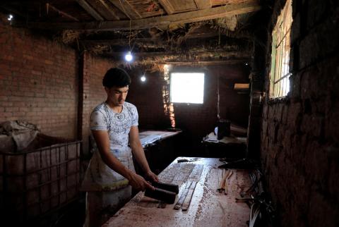 قرية مصرية تكافح للحفاظ على فن صناعة ورق البردي