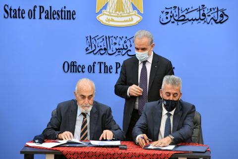 جانب من توقيع الاتفاقية توقيع مذكرة لاستكمال إعداد المخطط الوطني التنموي المكاني