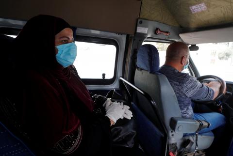 إمرأة فلسطينية تضع كمامة للوقاية من فيروس كورونا في سيارة أجرة في رام الله يوم 21 يونيو حزيران 2020. تصوير: محمد تركمان - رويترز 4 وفيات و553 إصابة جديدة بالكورونا