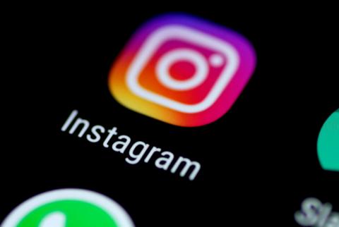 أيقونة تطبيق إنستجرام على شاشة هاتف في صورة من أرشيف رويترز. فيسبوك تدخل إصلاحا شاملا على إنستجرام يتيح التراسل مع ماسنجر