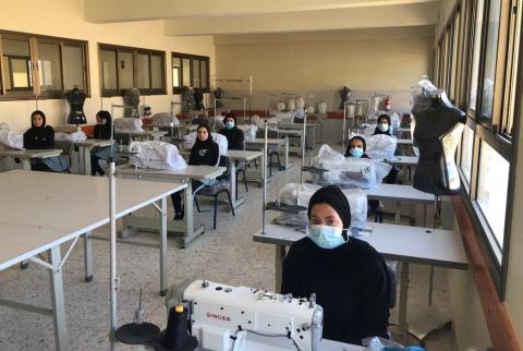 المشروبات الوطنية تجهز مشغلين مهنيين لمدرسة في الخليل