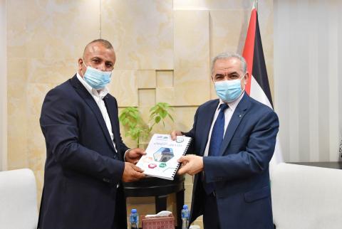 رئيس الوزراء محمد اشتية يلتقي مع مستشاره للصناديق العربية والإسلامية ناصر قطامي اشتية يشيد بدعم الصناديق العربية والإسلامية المتواصل لفلسطين