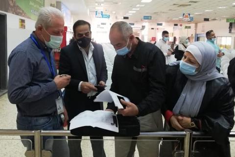جانب من سفر المواطنين ورجال الأعمال عبر معبر الكرامة وزارة الخارجية تواصل الجهود لتأمين سفر رجال الأعمال