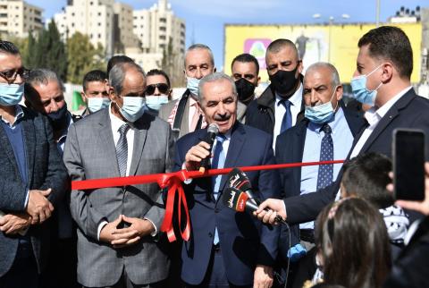 جانب من قص شريط الافتتاح رئيس الوزراء يفتتح شارع قلنديا-القدس بعد تأهيله